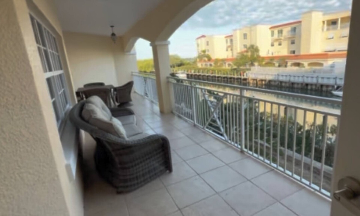 Osprey Condo | Spacious 3-BR + large den condo in private, quiet luxury Casey Key area