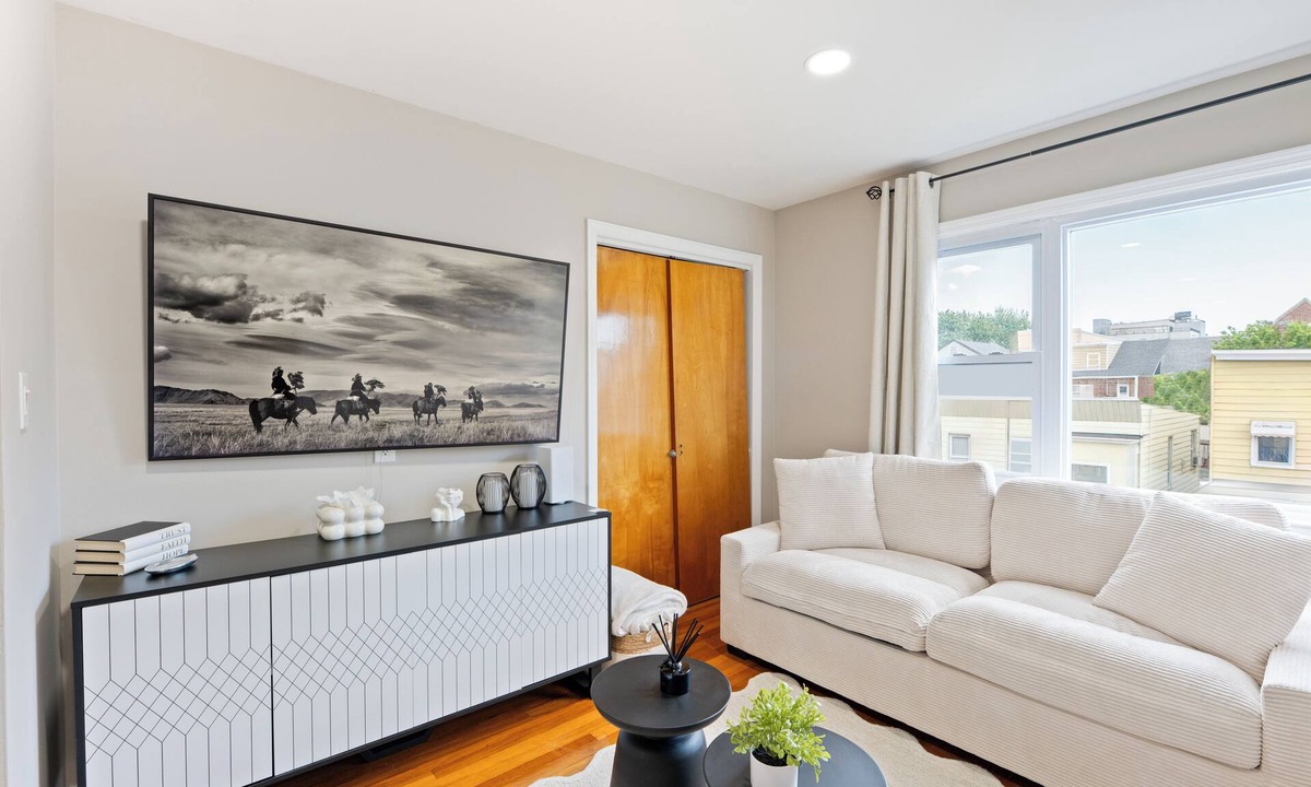 Guttenberg Apartment | Spacious 3BR w/Rooftop Terrace & Free Parking Near NYC