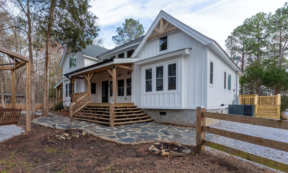 Appling House | Spacious 4-bedroom farmhouse in beautiful Appling with AC