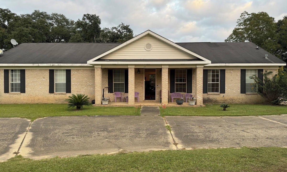 Satsuma House | Spacious 4-bedroom house in peaceful Satsuma with AC and land for RV’s etc.