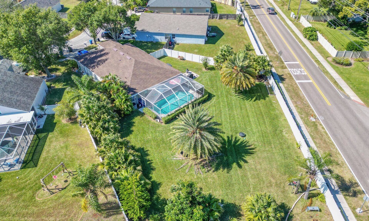 East County Civic Group House | Spacious 4-bedroom house in charming Valrico with WiFi, AC,pool and big yard