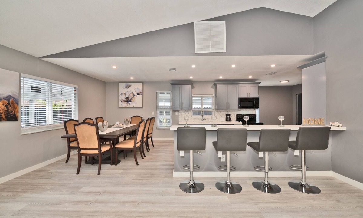 Miramar House | Spacious 4 bedrooms, 2 bathroom house with pool