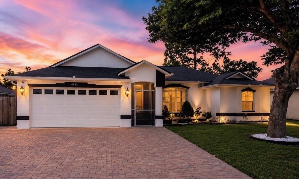Lake Sarasota House | Spacious 4BR fenced yard 20 min to Siesta Key