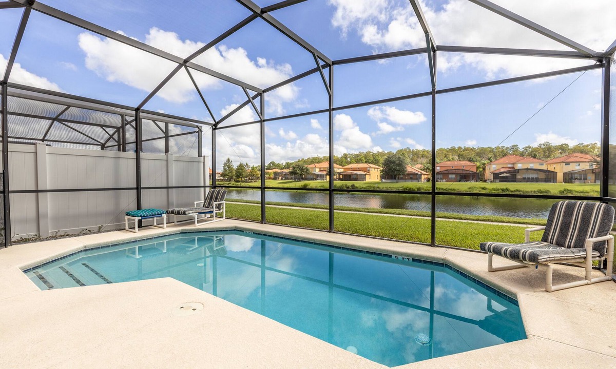 Kissimmee House | Spacious 4BR townhome in Kissimmee with lake views, perfect for families!