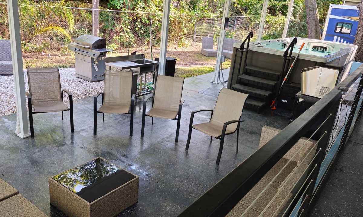 Seffner Community Alliance House | Spacious 5-Bd Tampa Retreat with Dual Jacuzzis. Close to Top Attractions.