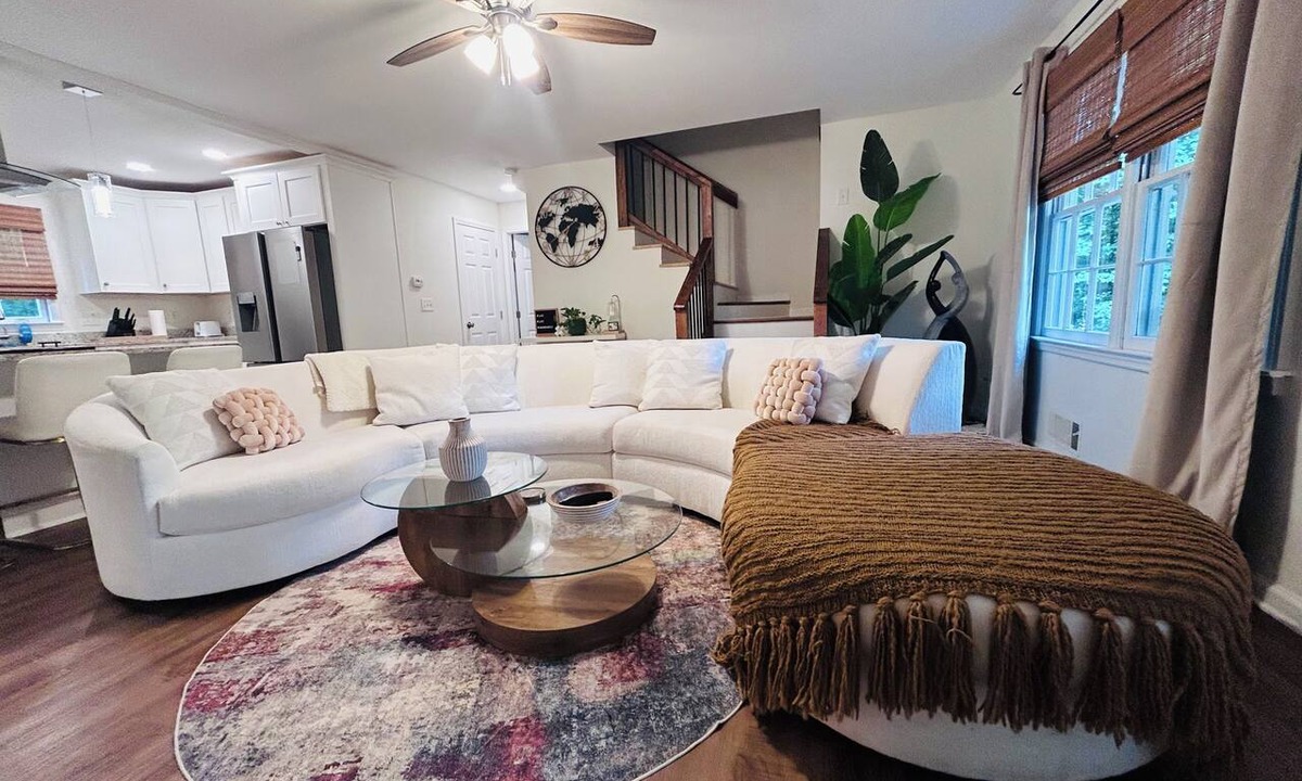 Austell House | Spacious 5-bedroom, 2 kitchens, 2 master bedrooms with a finished basement.