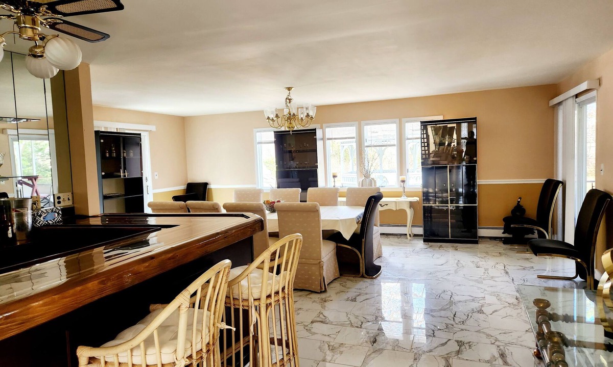Bay Shore House | Spacious 5-bedroom house with AC in amazing Bay Shore
