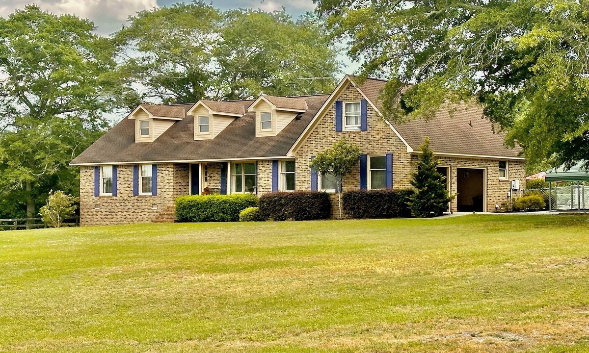 Batesburg House | Spacious 5-bedroom farmhouse/pool in charming Batesburg-Leesville with WiFi, AC