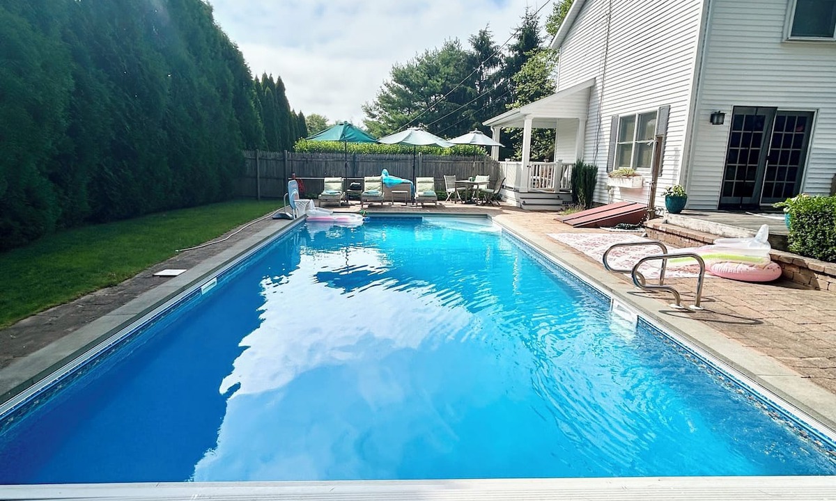 Westerly House | Spacious 5bdrm home- saltwater pool, WiFi, AC, private beach parking pass
