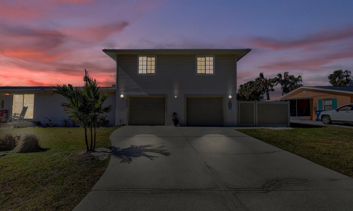 Cortez House | Spacious 5BR Duplex Near Beach and IMG - Ideal for Multi-Family Vacations