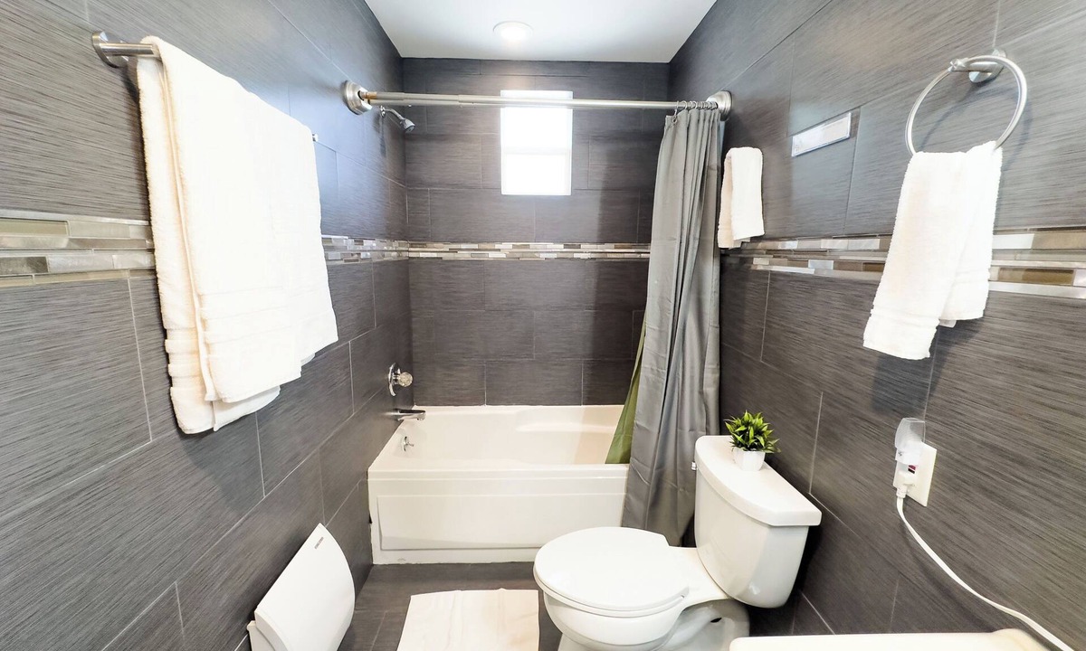 Tarrytown House | Spacious 8-bedroom house in beautiful Sleepy Hollow with AC