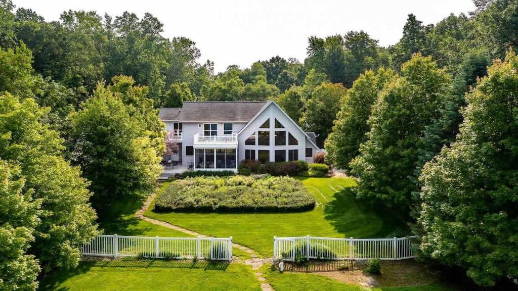 South Haven House | Spacious A-Frame with Lake Michigan Views & Hot Tub-Family Friendly