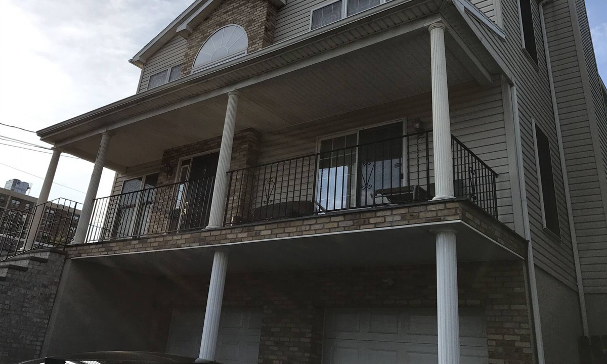 Paterson Apartment | Spacious Amazing 3 Bedroom Apartment With Fireplace ~ Minutes From NYC