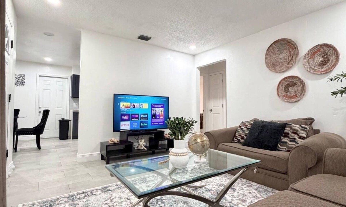 South Apopka House | Spacious Cozy 2-bedroom house in charming Apopka