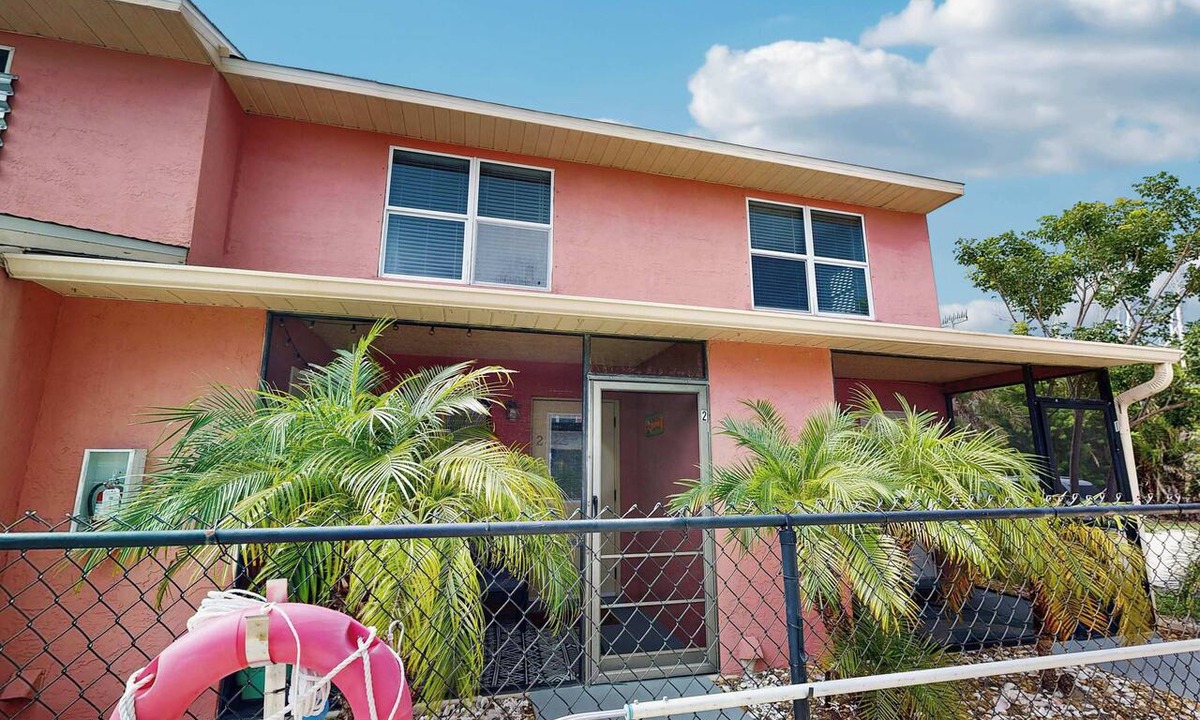 Iona House | Spacious dog friendly Townhouse in Fort Myers with Shared Pool and BBQ