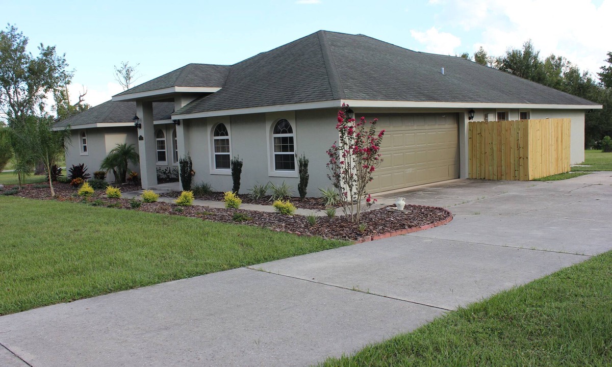 Lady Lake House | Spacious home and country setting just minutes from The Villages.