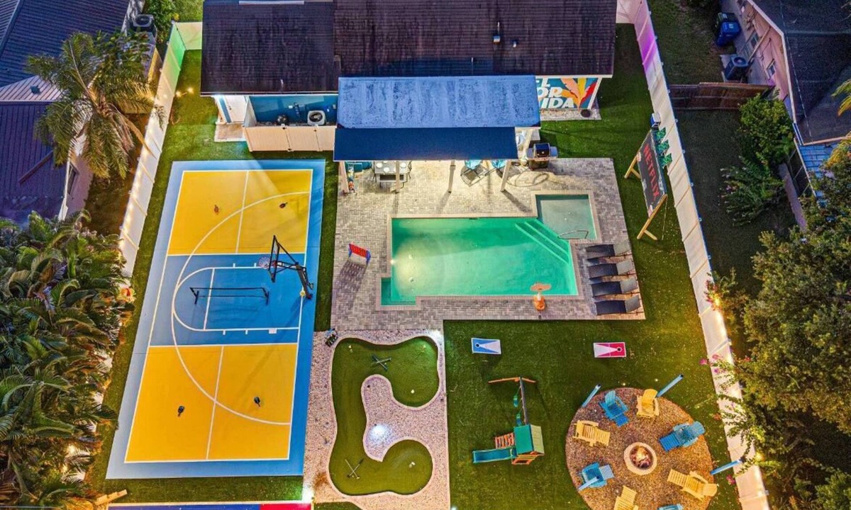 Largo House | Spacious home w/pool & outdoor movie theatre