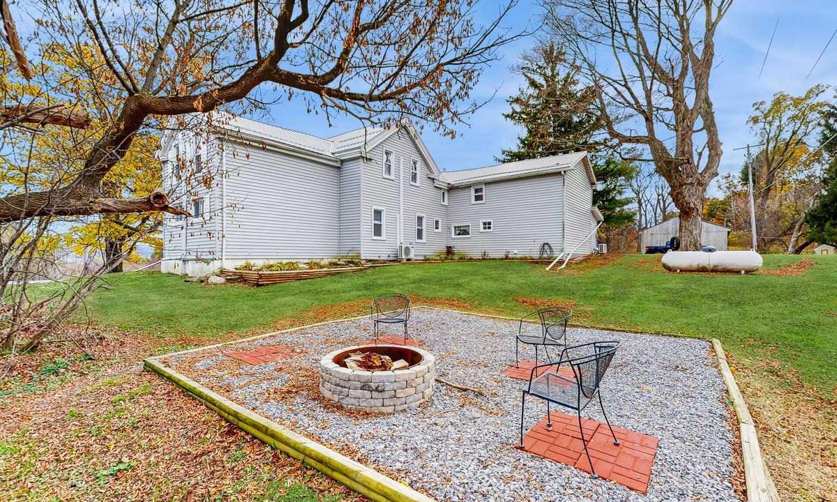 Dundee House | Spacious house with hot tub, gas fireplace, firepit - dog friendly
