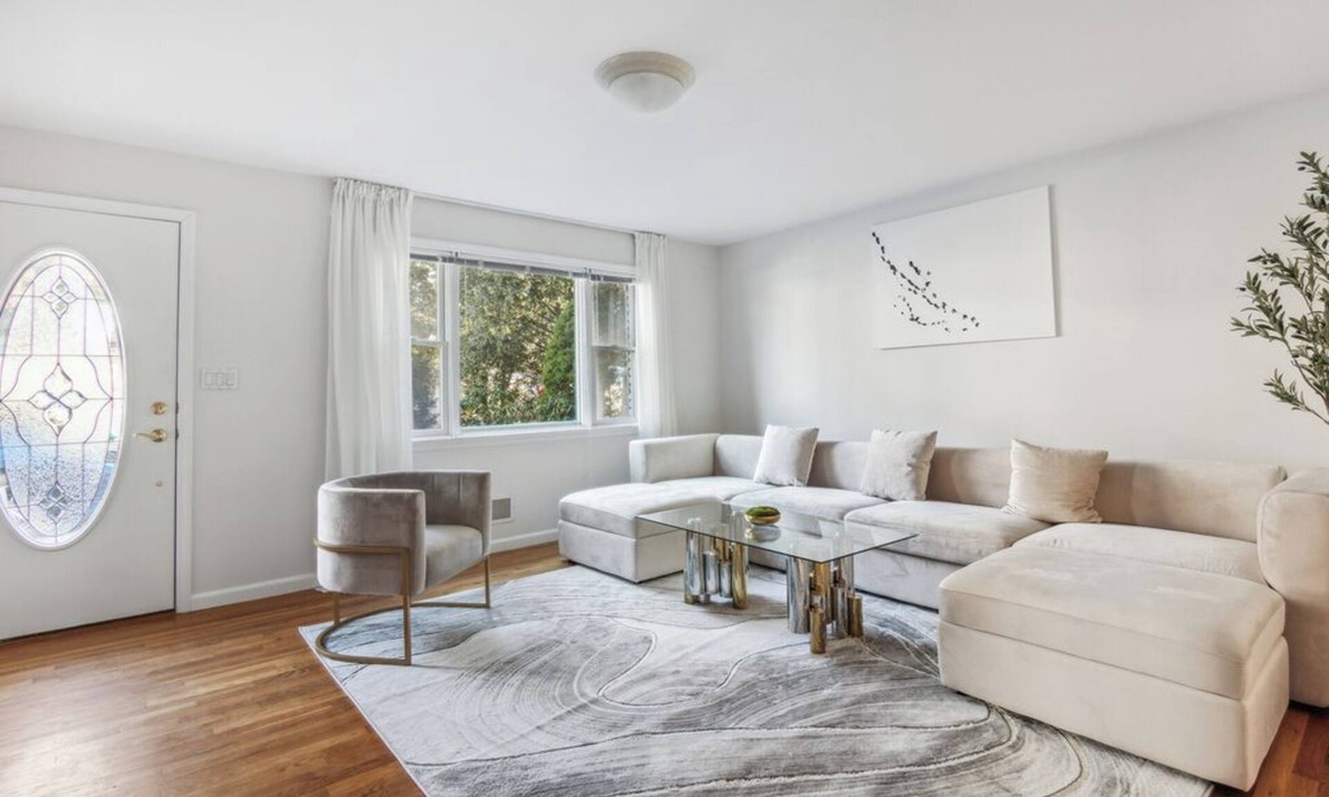 White Plains House | Spacious Luxury Retreat Sleeps 16 Prime Area Free Parking Near NYC