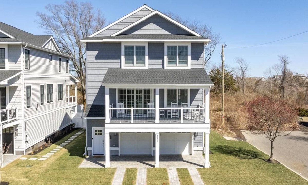 Admiral Estates House | Spacious Luxury Vacation Home with Entertainment and Comfort, Close to Beach!