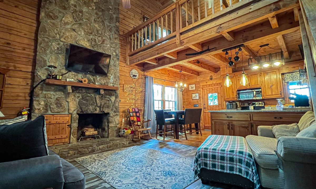 Pine Mountain Cabin | Spend Labor Day at Happy’s Hideaway- Fiber Wifi and Hot tub - Callaway Gardens