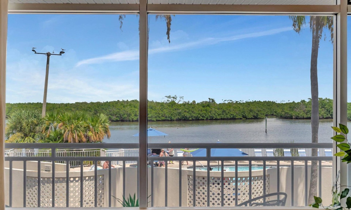 Ruskin Apartment | Spot Dolphins! Balcony & Heated Pool, Hot Tub!