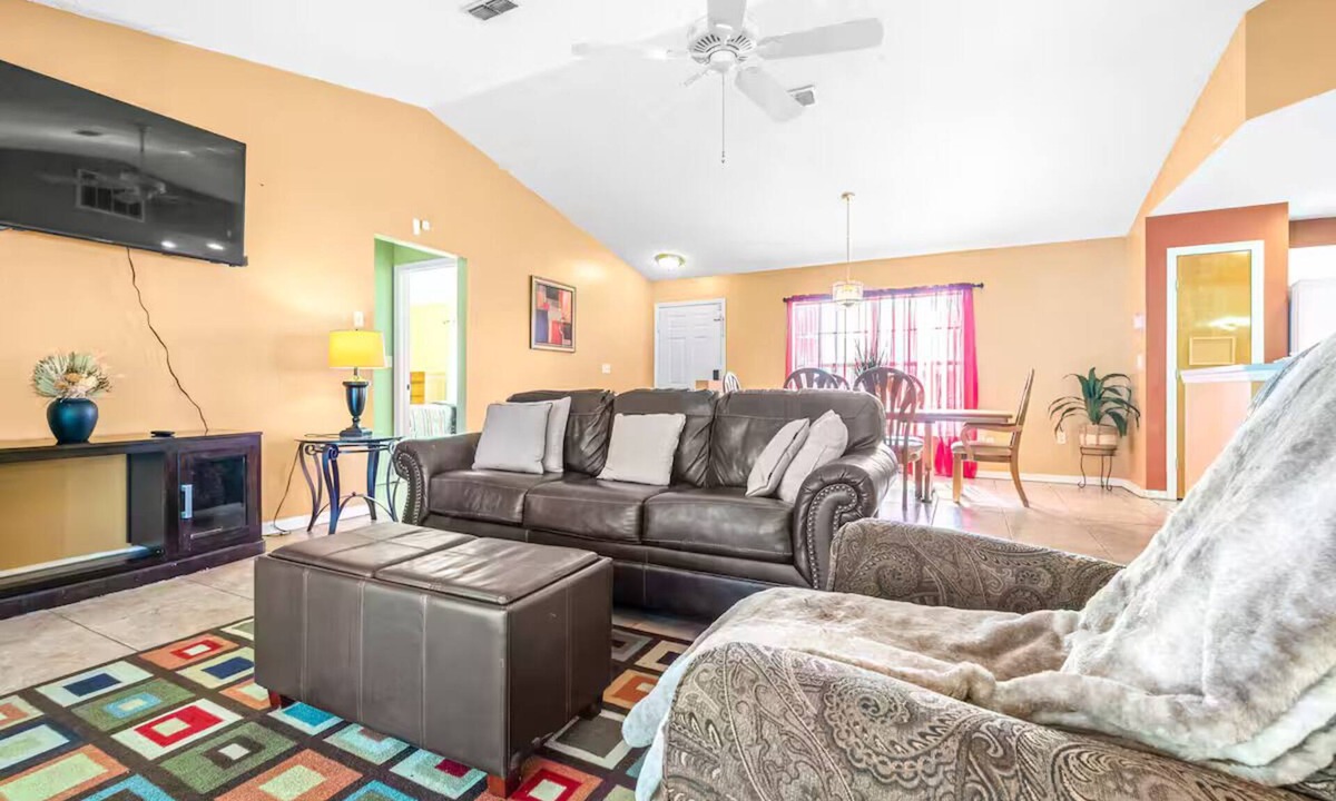 Berkeley Manor House | Spring Hill Serenity:Cozy Escape