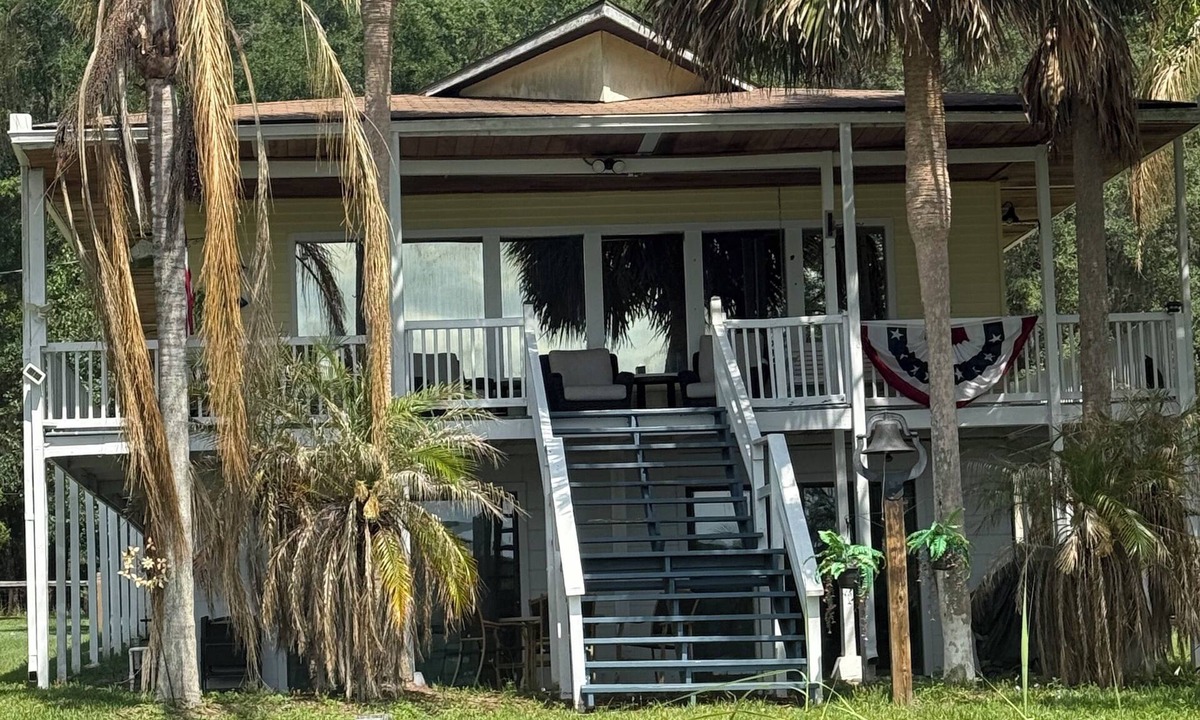 Satsuma House | St John’s River Retreat on Nortons Fish Camp Rd! Enjoyable 3 bed, 2 bath w/dock