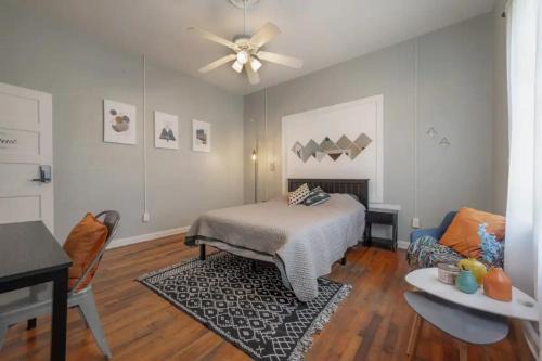Tampa House | Stadium Room with Area & Parking