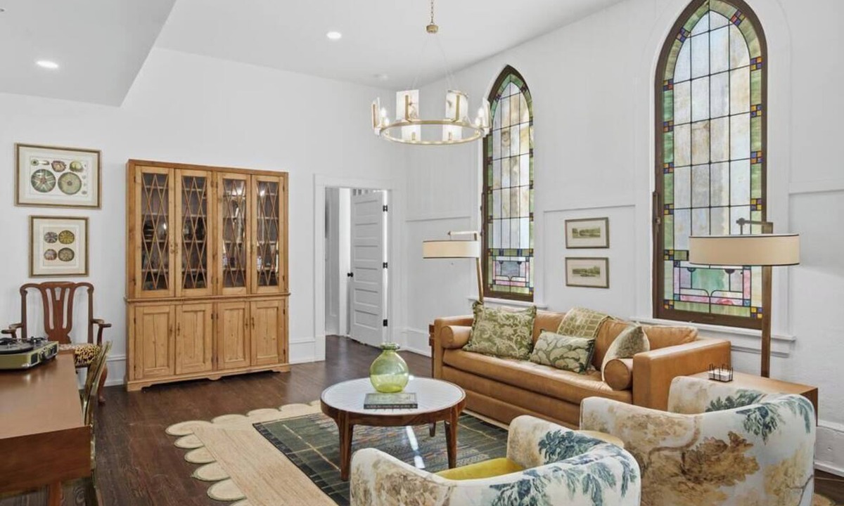 Downtown Jacksonville Apartment | Stained Glass 1BR at the Raven Pool OnSite Parking
