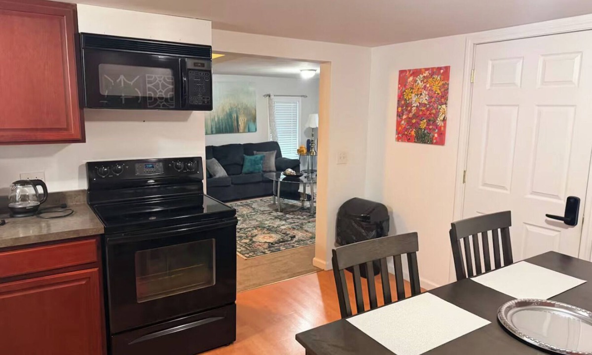 Charlotte House | Steps from Lake Ontario-Cozy 1 bedroom retreat