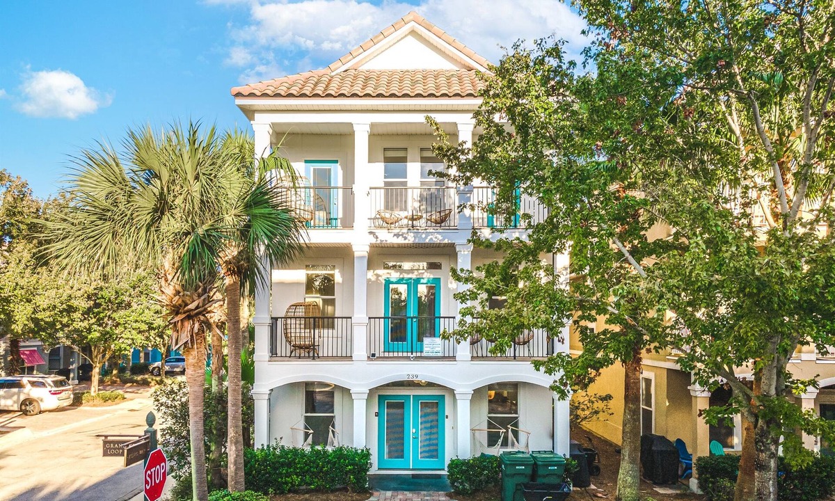 Crystal Beach House | Steps to Pool*walk2beach*2 King suites*sleeps 16