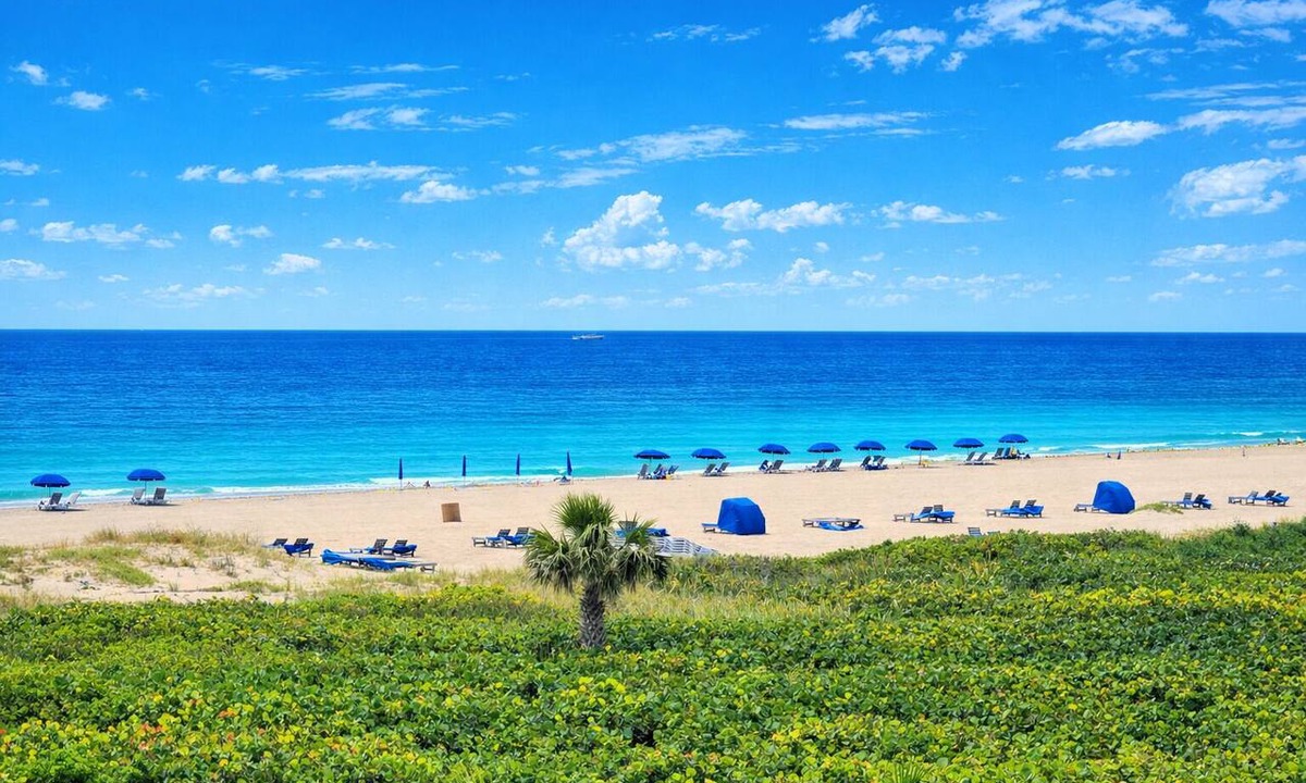 Palm Beach Shores Condo | Steps to the Beach on Singer Island