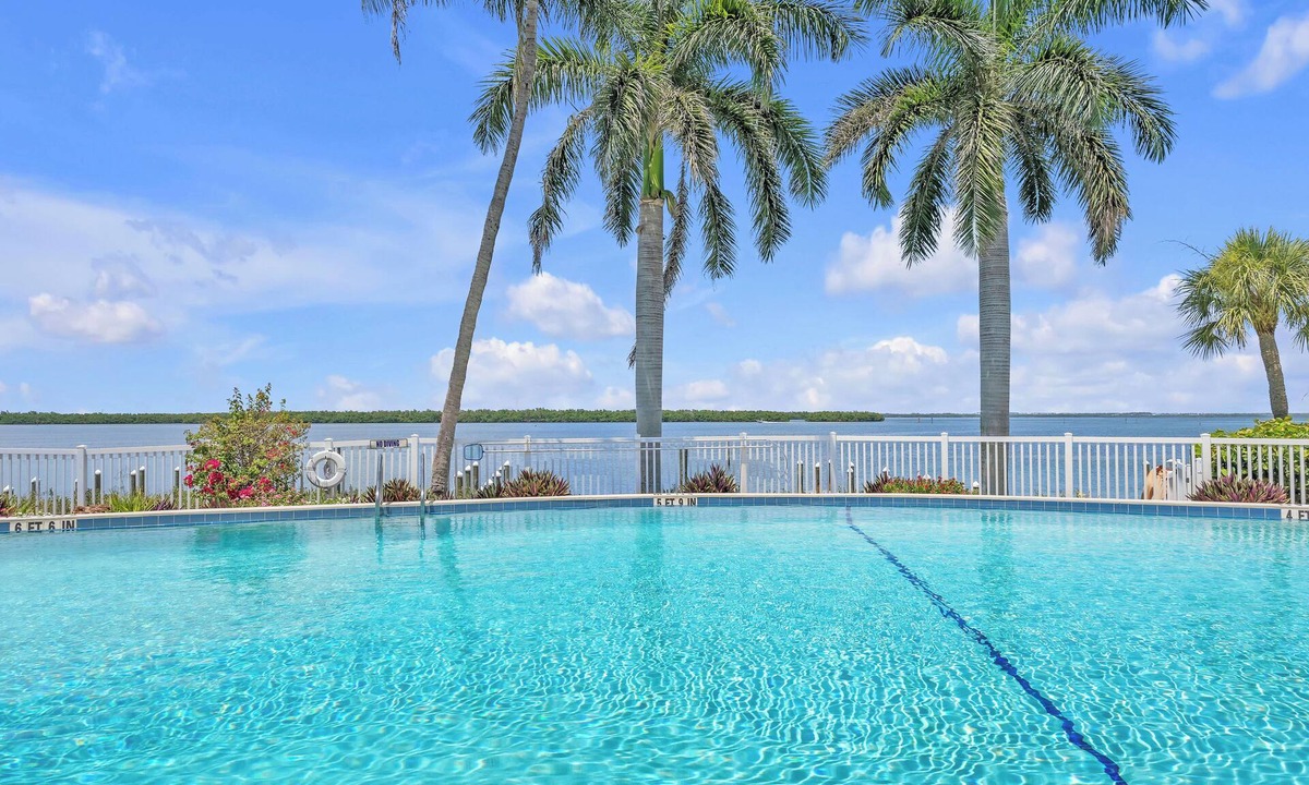 Whitney Beach Condo | Striking bay views! Waterfront corner unit in Longboat Key! Pool & Spa