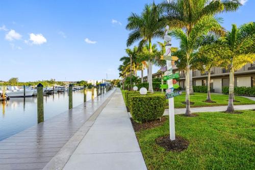 Whitfield Apartment | Studio, kitchenette, pool & Tiki Bar