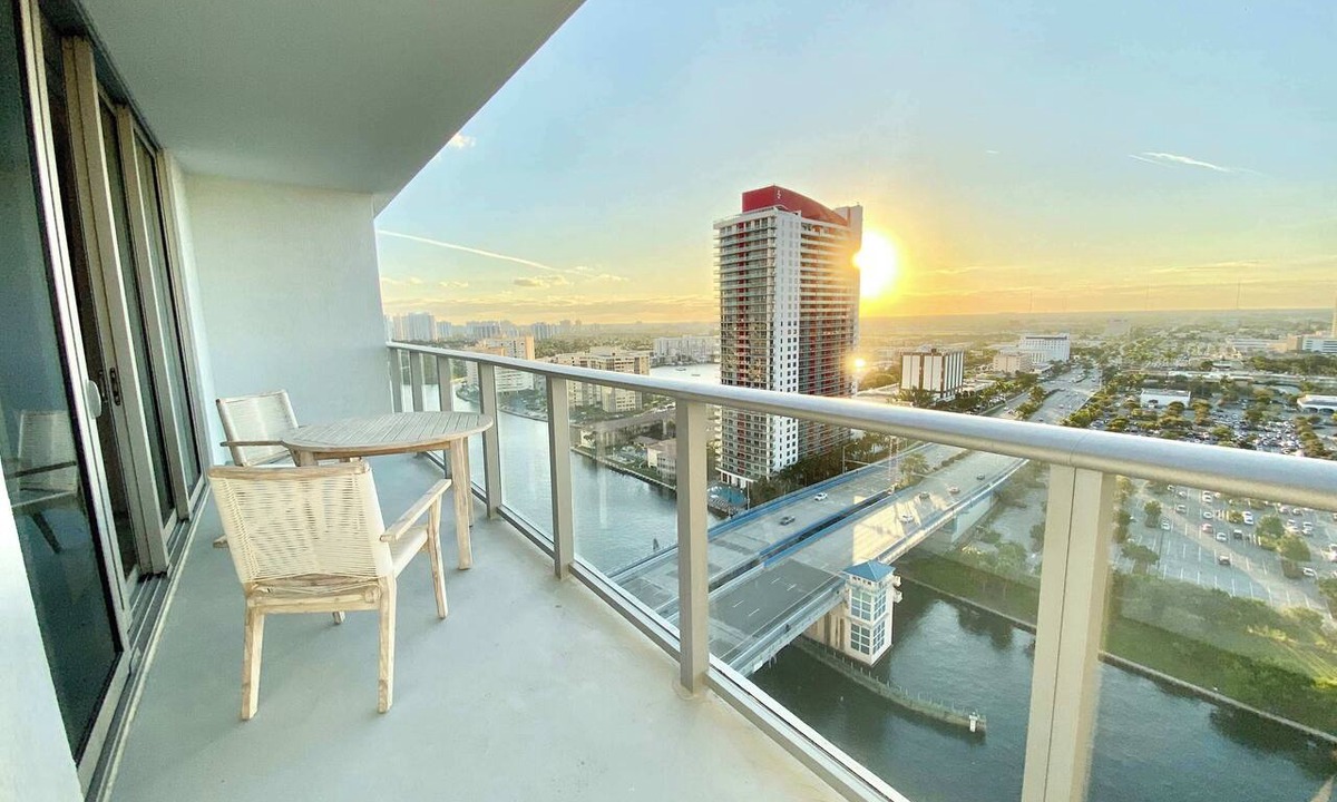 Hollywood South Central Beach Condo | Stunning 18th Floor Condo with Incredible Views