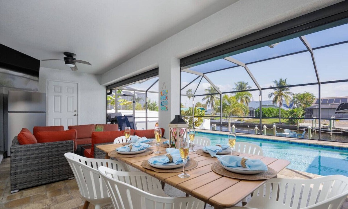 Pelican House | Stunning Gulf Access Jacuzzi Fishing Bikes Kayaks