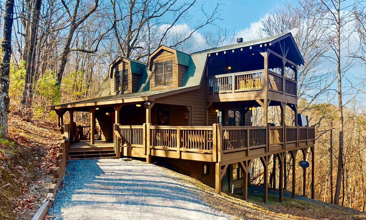 Ranger House | Stunning home with seasonal mtn views, large wrap-around decks, private hot tub