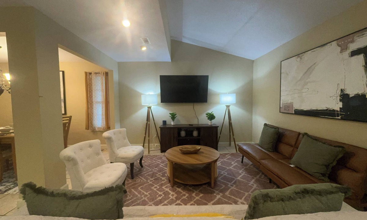 Valdosta House | Stylish 4-bedroom, 3 Bath Townhome in Valdosta