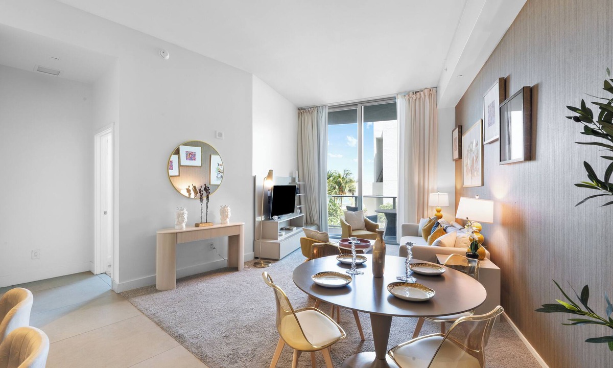 Hollywood South Central Beach Condo | ★ Stylish Beachfront Escape with Private Balcony, Rooftop - 25 min to MAJOR INTERNATIONAL SPORTING EVENT!