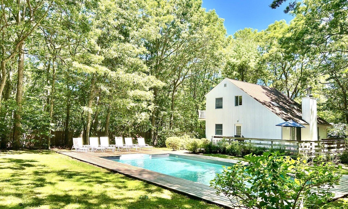 Northwest Harbor House | Stylish East Hampton Escape! Close to Village/Beach, Modern kitchen, Heated pool