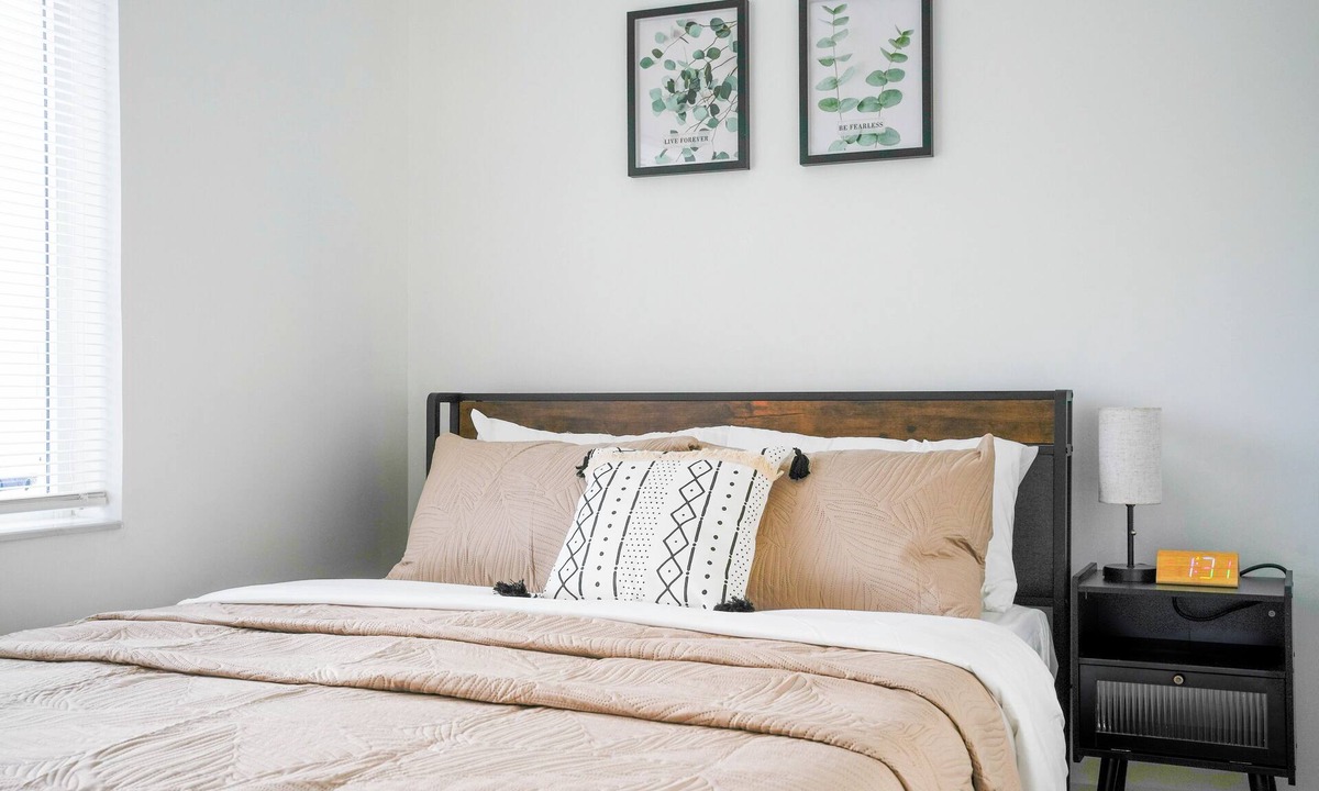 Old Northwood Historic District Hotel | Stylish & Modern Cosmo Suite | Perfect for Couples & Getaways!
