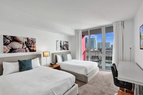 Hallandale Beach Hotel | Stylish Studio Beach Service & Shuttle Pool 505