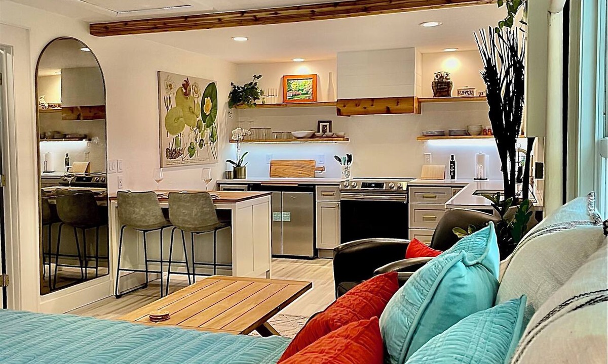 High Springs Apartment | Stylish Studio in Historic High Springs, 5 min Walk to Restaurants, Shops, Bars!