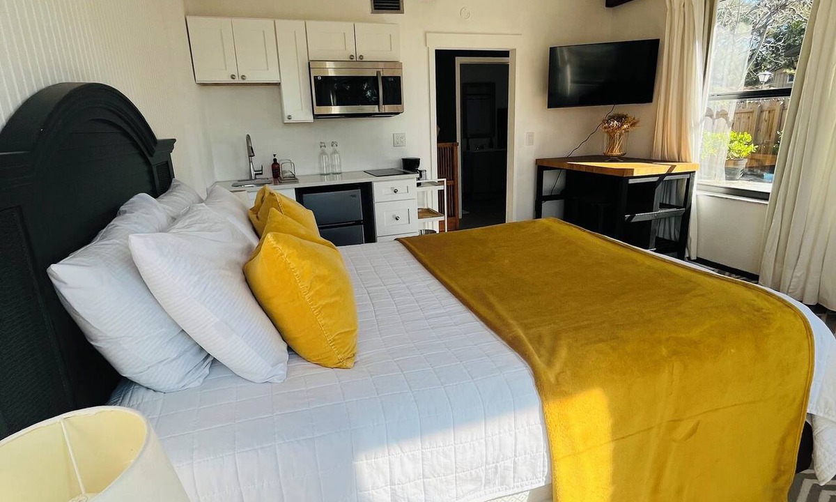 New Port Richey Apartment | Stylish studio/3 min Downtown New Port Richey.