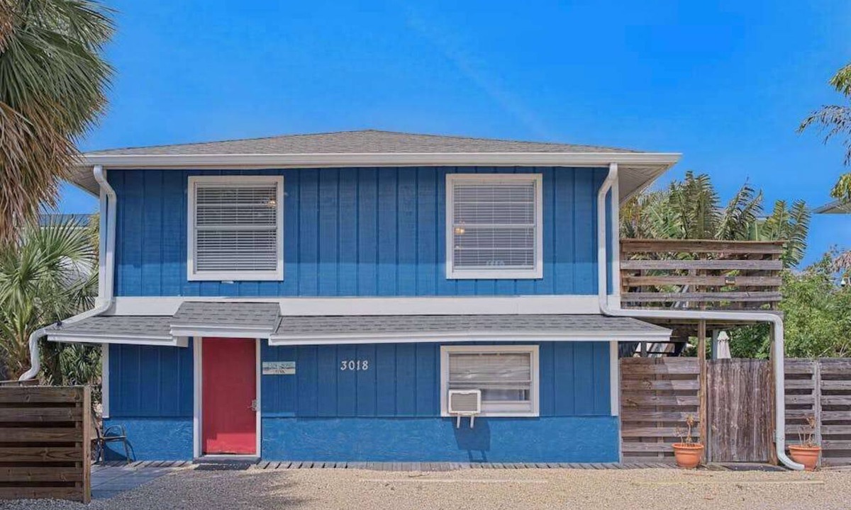 Ilexhurst Apartment | Suite near the beach & restaurants with covered deck & shared grill