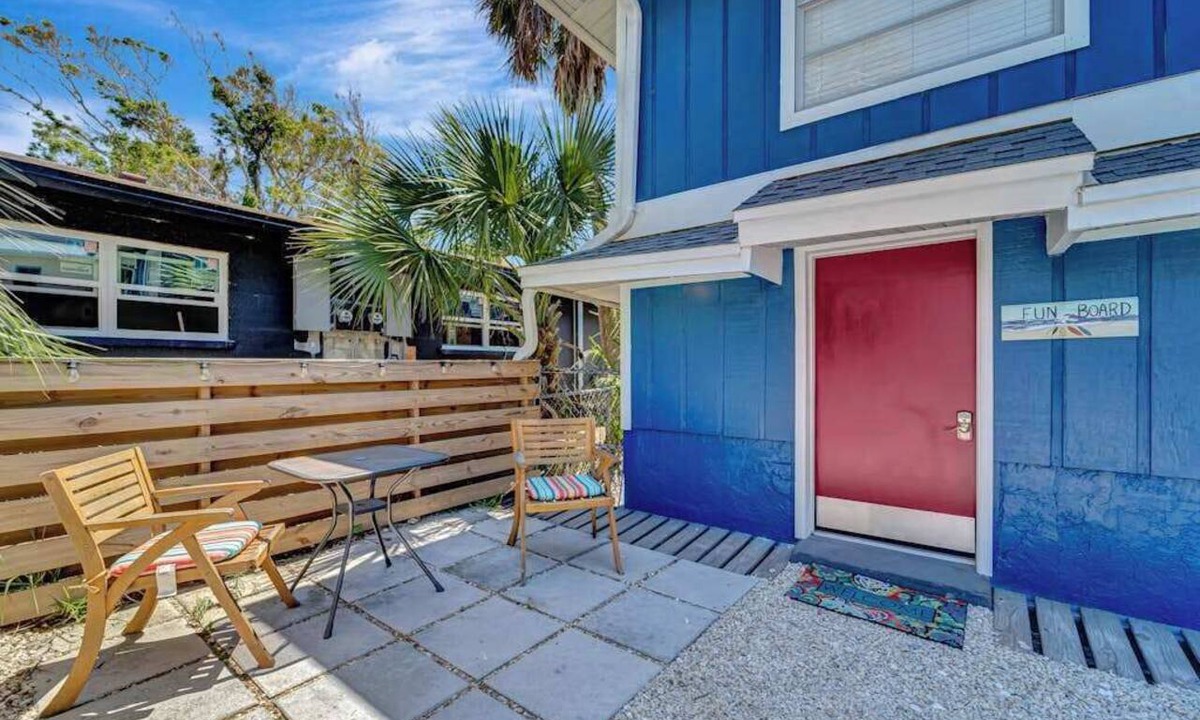 Ilexhurst Apartment | Suite near the beach with a full kitchen, shared grill, AC, & WD