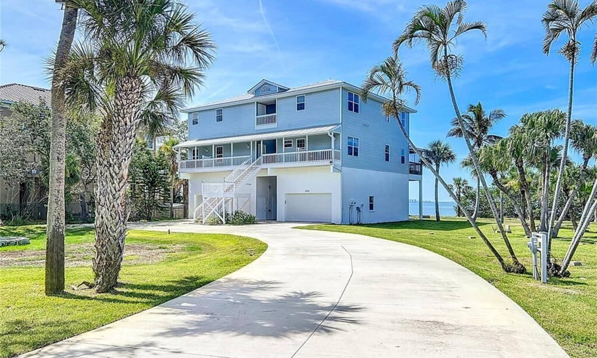 Bayshore Gardens House | Summer Price Break!3BD 3BA Townhome Side B Bring Your Boat!