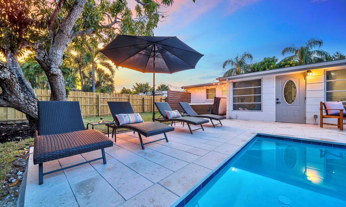 East Naples Cottage | SUMMER SAVINGS! 2 miles to Beach/5th Ave, 2 King Beds, Hot Tub, Bikes