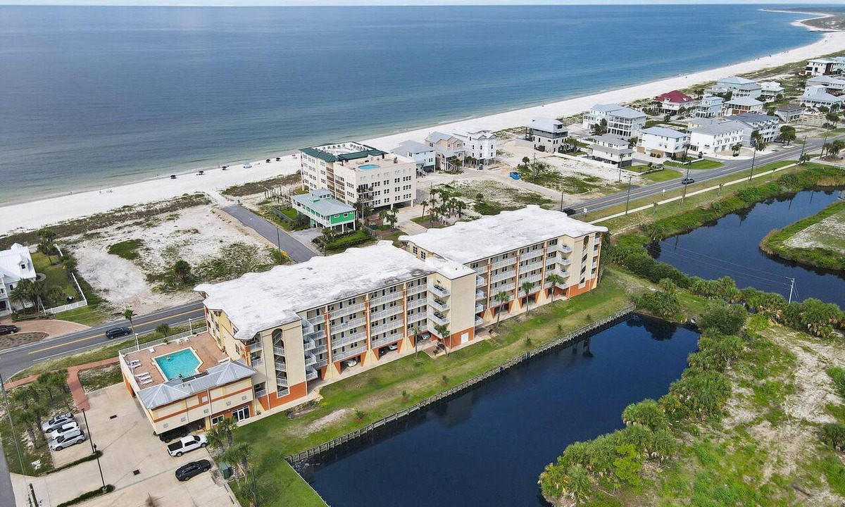 Mexico Beach Condo | SUMMERHOUSE 302 OFFERS AMAZING GULF VIEWS, COMMUNITY POOL, HOT TUB!
